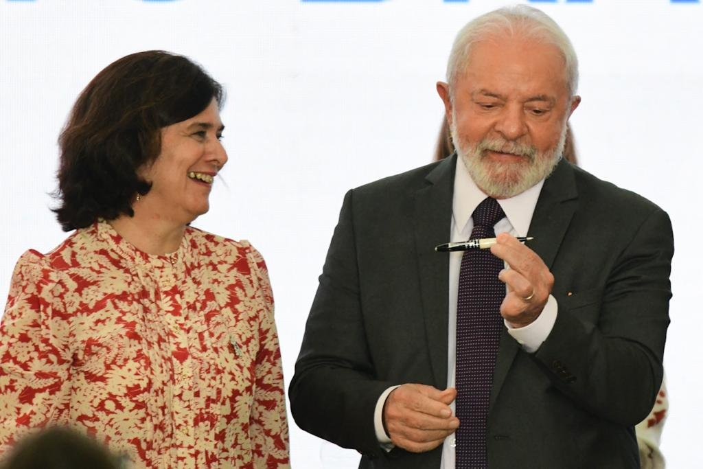 presidente da República, Luiz Inácio Lula da Silva,mostra caneta ao lado da Ministra da Saúde, Nísia Trindade - Metrópoles