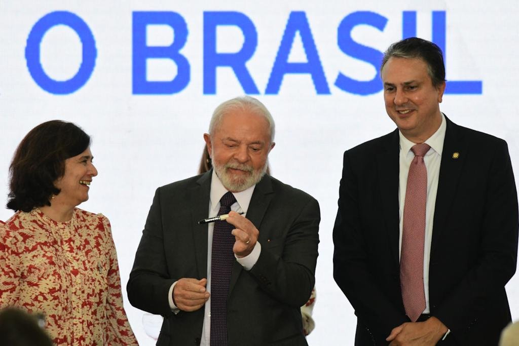 presidente da República, Luiz Inácio Lula da Silva,mostra caneta ao lado da Ministra da Saúde, Nísia Trindade e o ministro da educacao Camilo Santana - Metrópoles