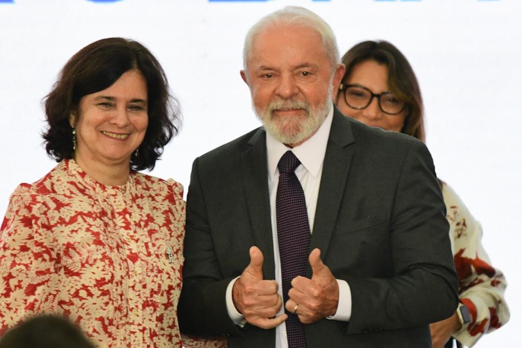 presidente da República, Luiz Inácio Lula da Silva, faz joinha com as mãos ao lado da Ministra da Saúde, Nísia Trindade - Metrópoles