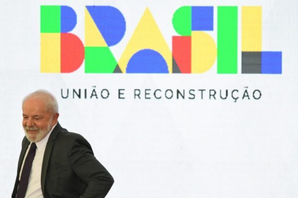 Presidente da República, Luiz Inácio Lula da Silva discursa com texto Brasil União e Reconstrução - Metrópoles