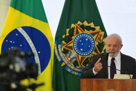 Presidente da República, Luiz Inácio Lula da Silva discursa com brasão da Republica ao fundo - Metrópoles
