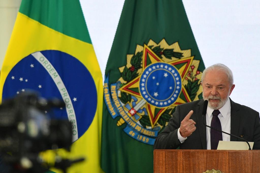Presidente da República, Luiz Inácio Lula da Silva discursa com brasão da Republica ao fundo - Metrópoles