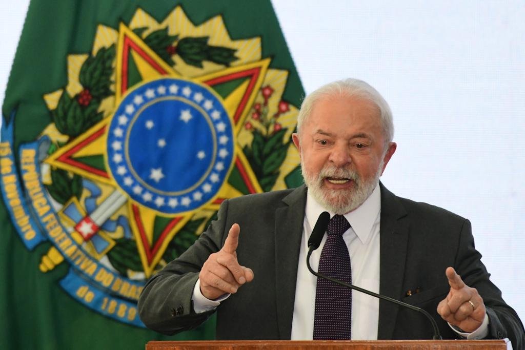 Presidente da República, Luiz Inácio Lula da Silva discursa com brasão da Republica ao fundo - Metrópoles