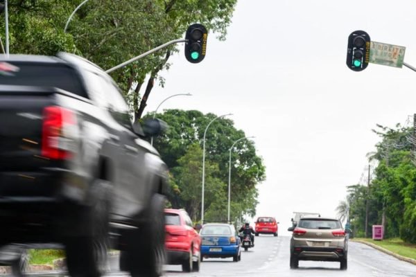 ESTV 2ª Edição, Após ser atingido em acidente semáforo de Guarapari causa  confusão no trânsito