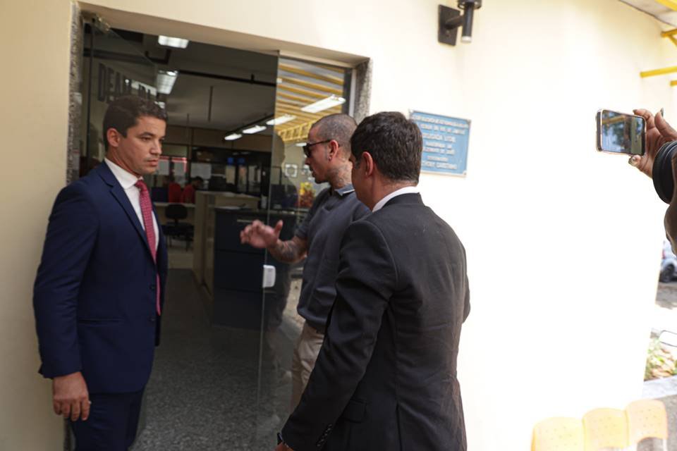 Veja momento em que MC Guimê chega à delegacia para prestar depoimento