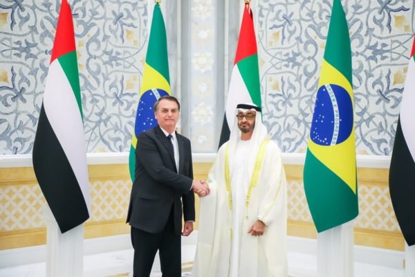 Jair Bolsonaro cumprimenta o xeque Mohamed bin Zayed Al Nahyan, príncipe herdeiro de Abu Dhabi, durante viagem aos Emirados Árabes