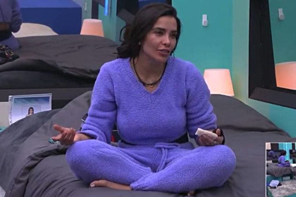 Dania Méndez sentada em cama - metrópoles