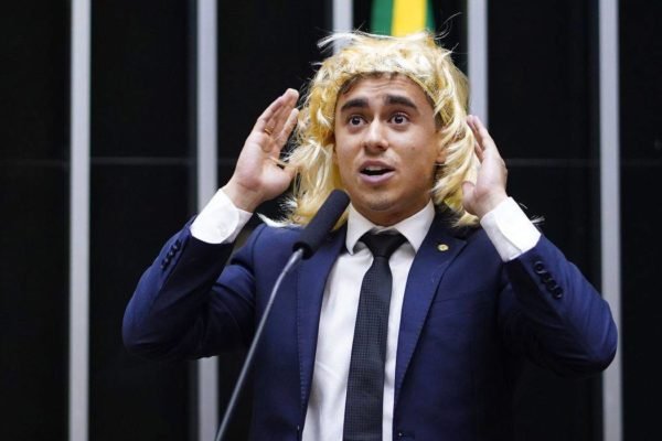 Bolsonarista Nikolas Ferreira com peruca loira na Câmara