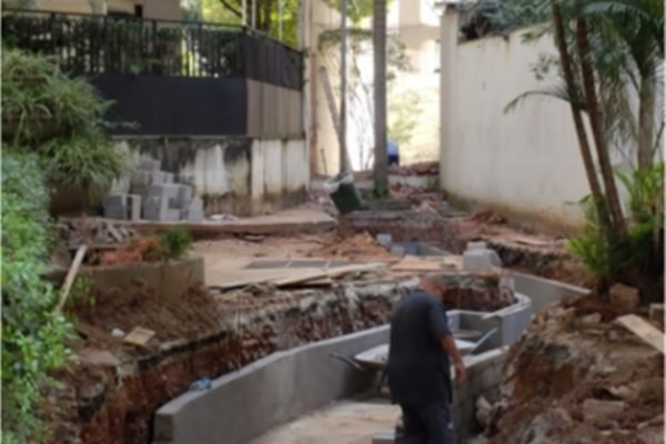 Condomínio derruba muro em rua onde enchente matou idosa em SP