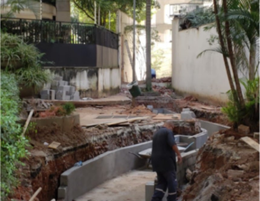 Condomínio derruba muro em rua onde enchente matou idosa em SP