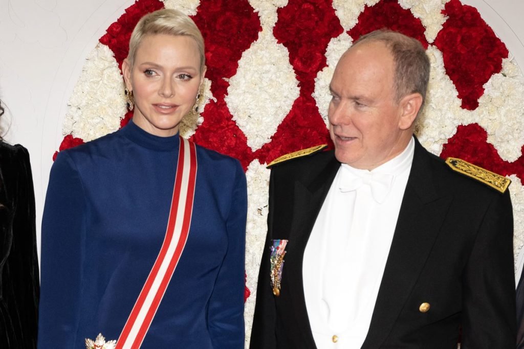 Princesa Charlene trai Albert com bilionário russo, expõe jornal