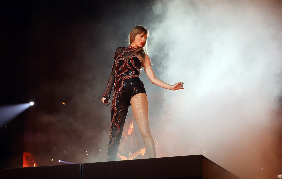 Fã-clubes de Taylor Swift organizam protesto contra cantora e produtora  durante show