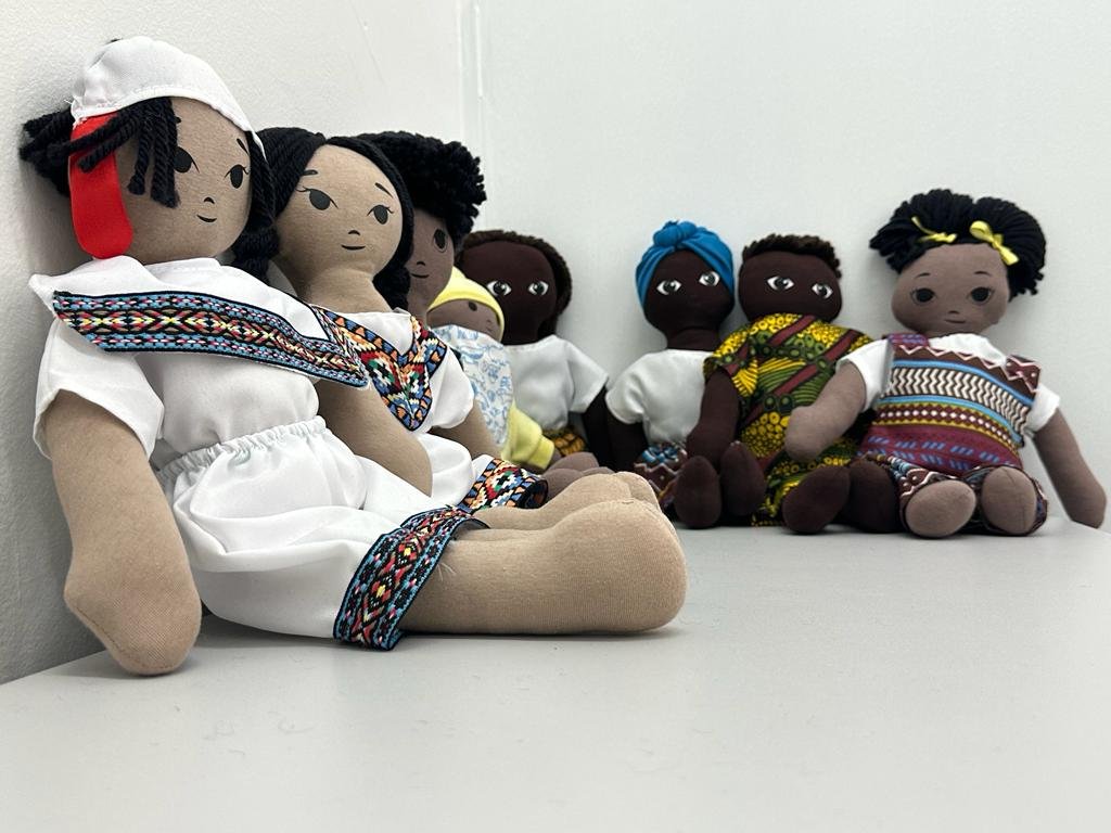 Prefeitura de SP lança cartilha antirracista e distribui bonecas negras na rede municipal de ensino