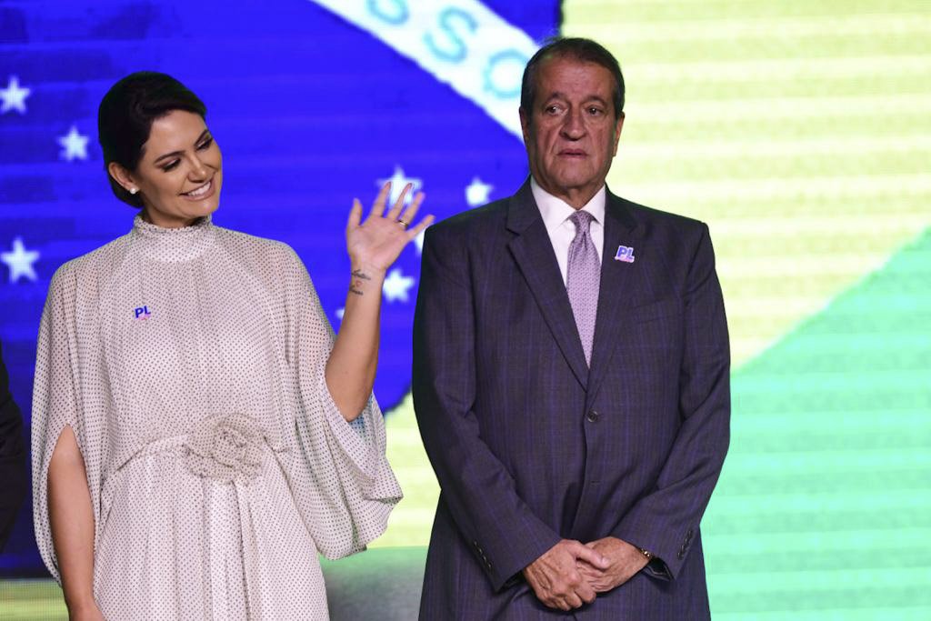 Michelle Bolsonaro e o Presidente nacional do PL, Valdemar Costa Neto durante cerimônia de transmissão de cargo à nova presidente do PL Mulher em brasília - Metrópoles