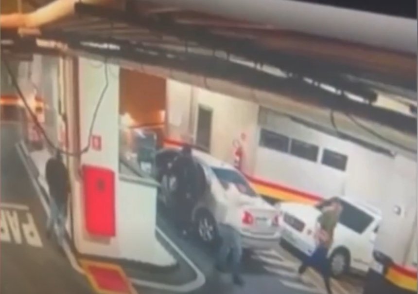 Imagem colorida de vídeo de câmera de segurança mostra assalto em hotel