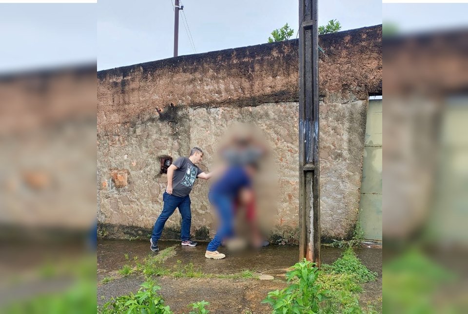 Vídeo: jovem de 18 anos é preso após agredir mãe com cabo de vassoura