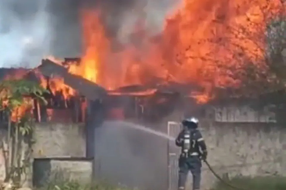 Imagem mostra incêndio em casa do Paraná - Metrópoles