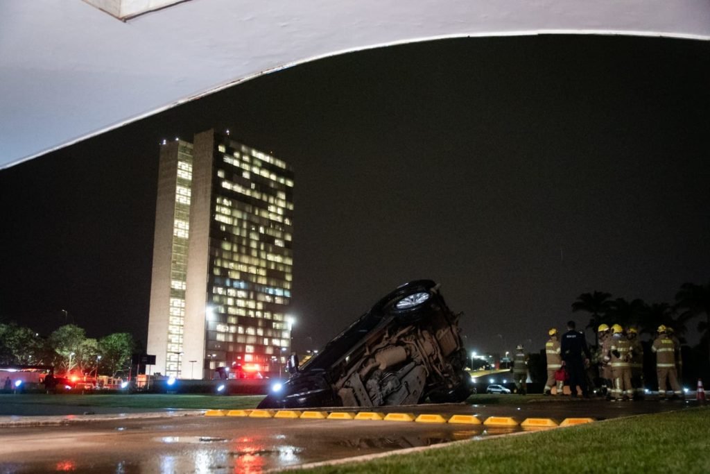 Imagem colorida de carro caído no espelho d'água do Palácio do Planalto