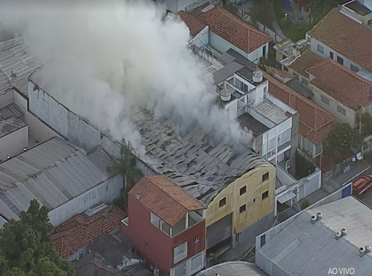 Vídeo: incêndio atinge galpão de oficina em São Caetano do Sul | Metrópoles