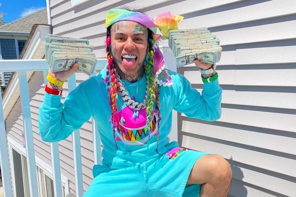 Foto colorida do rapper Rapper - Metrópoles