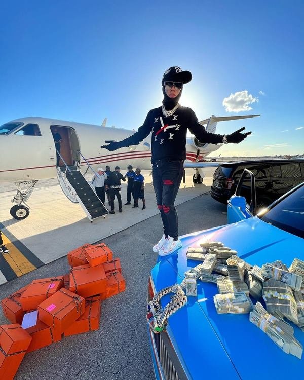 Foto colorida do rapper Rapper - Metrópoles