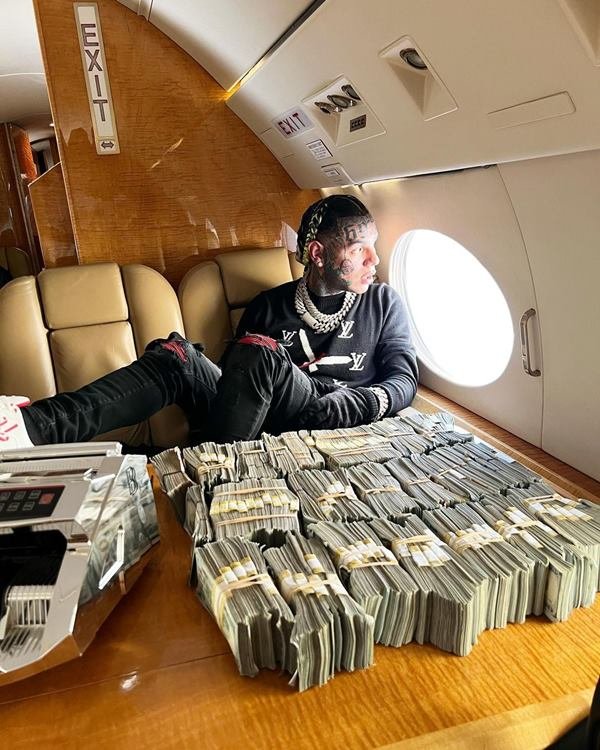 Foto colorida do rapper Rapper - Metrópoles