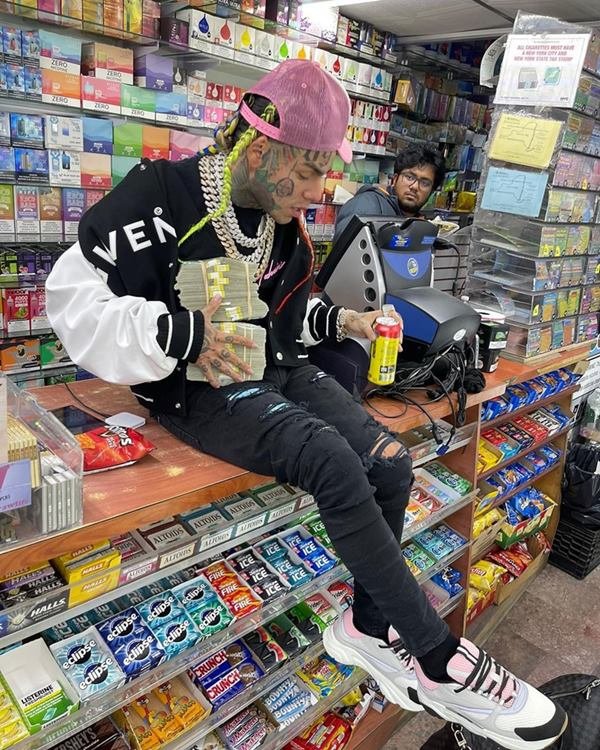 Foto colorida do rapper Rapper - Metrópoles
