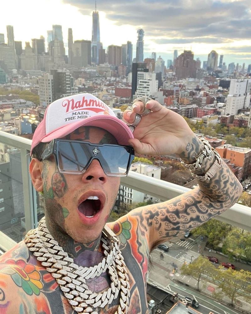 Foto colorida do rapper Rapper - Metrópoles