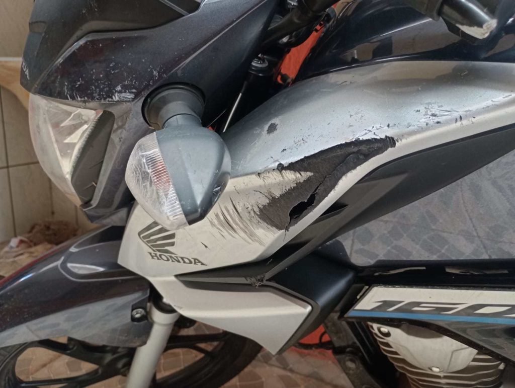 Quadro de moto Honda cinza arranhado