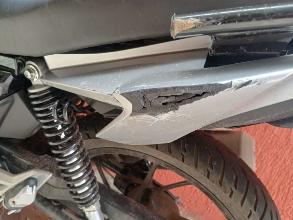 Quadro de moto Honda cinza arranhado