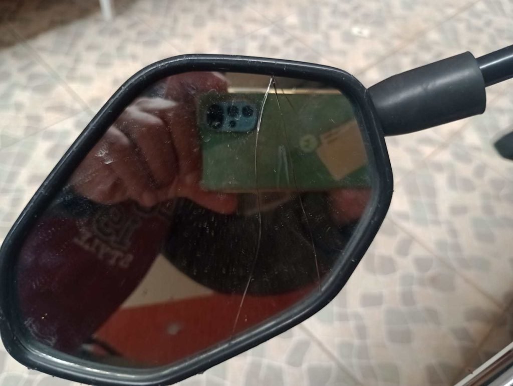 Espelho de moto arranhado