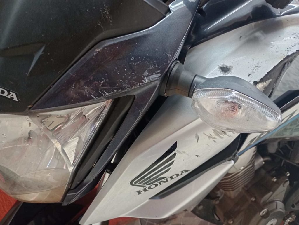 Quadro de moto Honda cinza arranhado