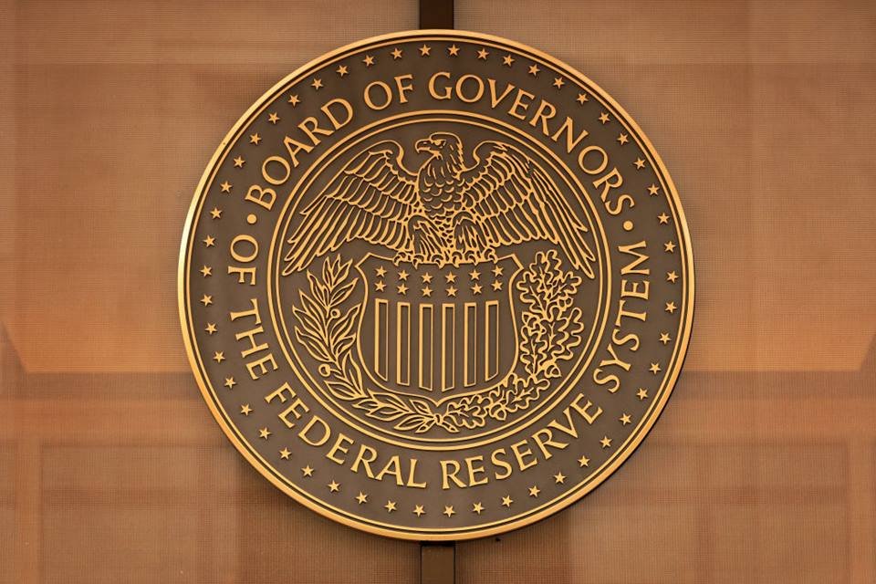 Imagem colorida do escudo do Federal Reserve, o Banco Central dos EUA - Metrópoles