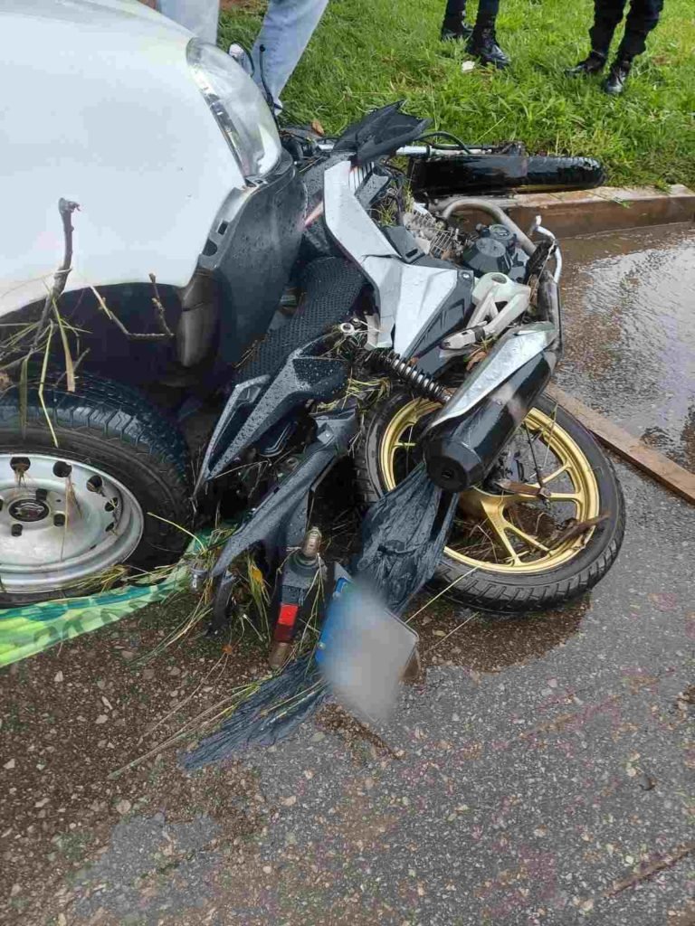 Moto fica embaixo de van após ser arrastada por enxurrada em Ceilândia