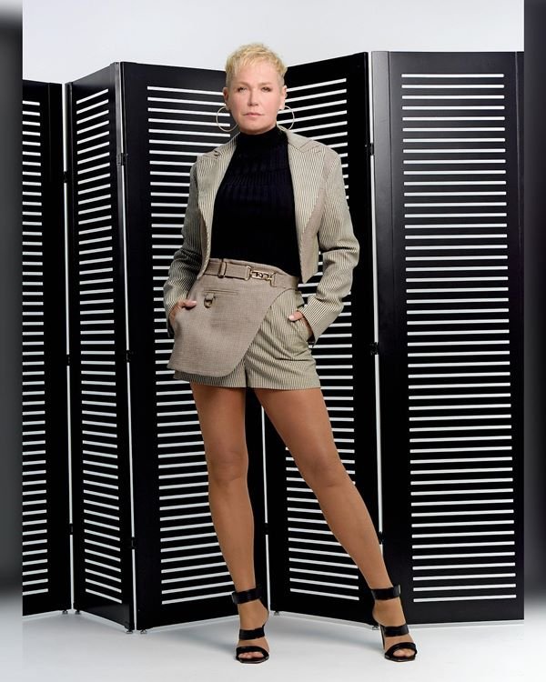 Na imagem com cor, Xuxa tem estilo sofisticado e clean aos 60 anos - Metrópoles