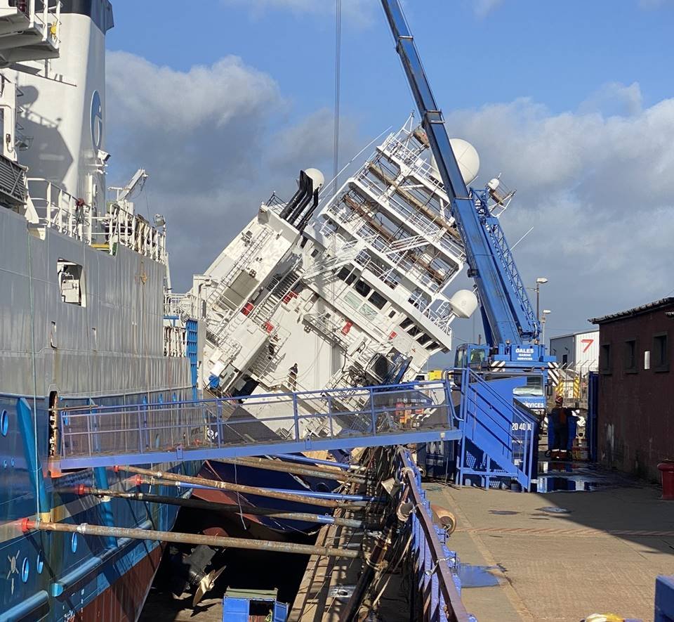 Navio tomba em doca seca em Leith, Escócia - Metrópoles