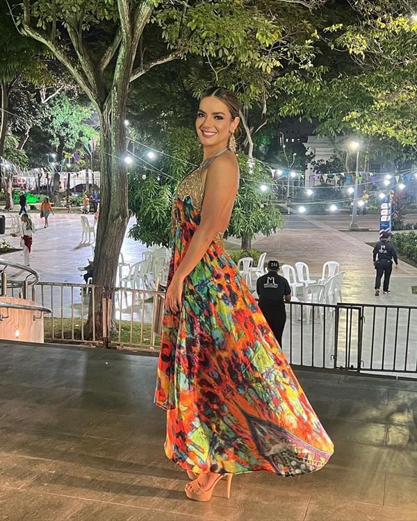 Foto colorida da apresentadora Elianis Garrido - Metrópoles