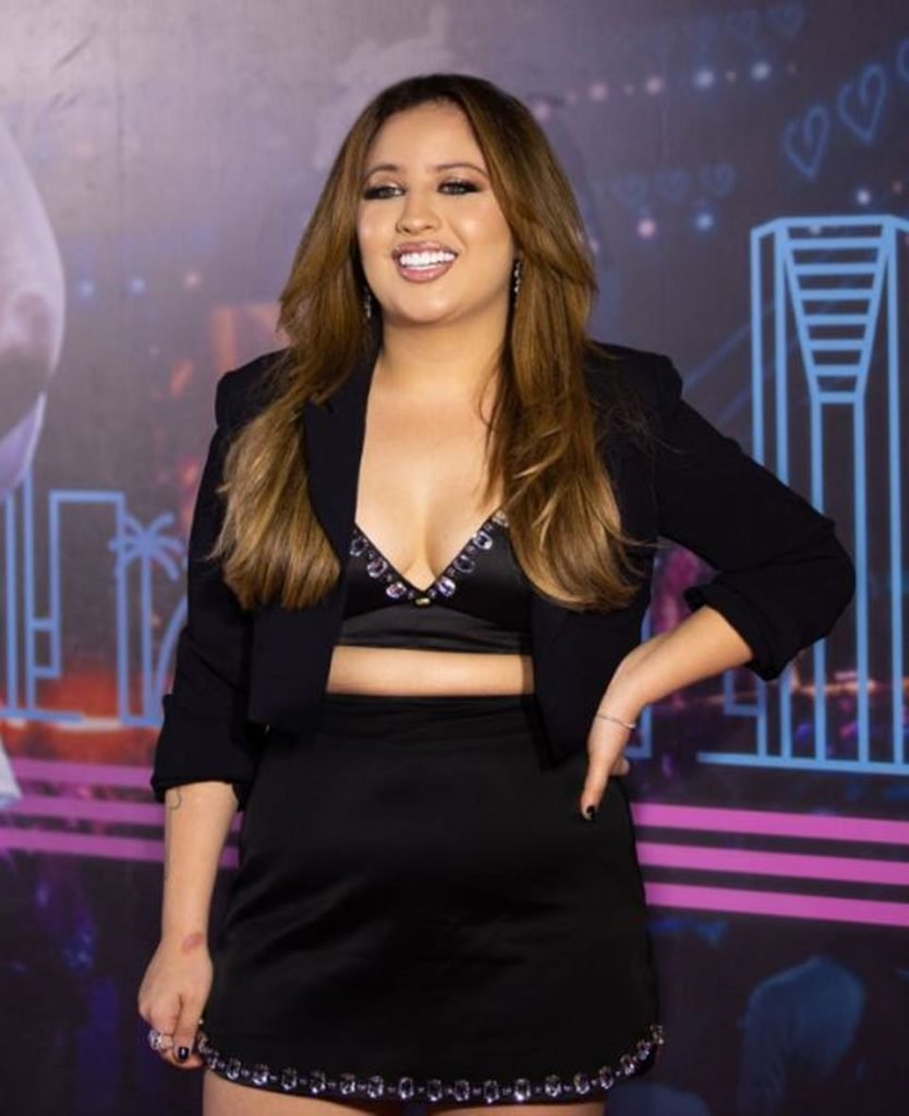 mari fernandez posa de cropped e saia pretos e mini blazer preto - metrópoles