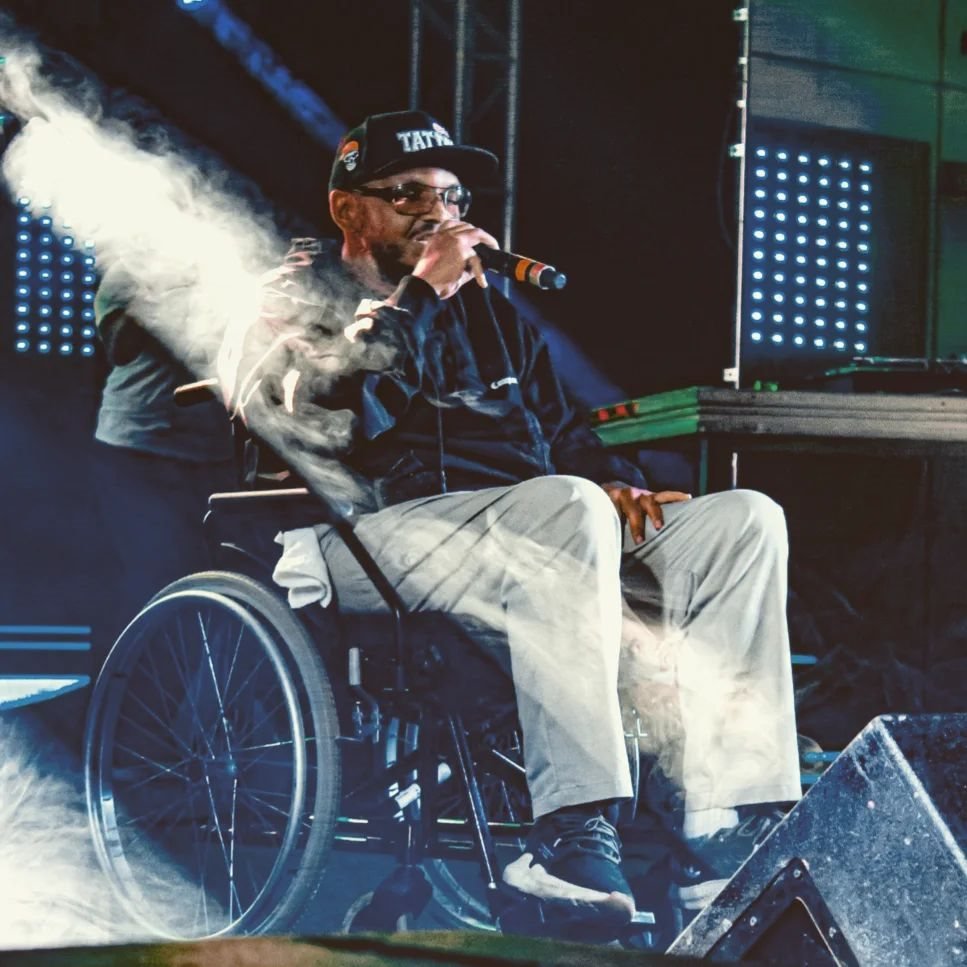 DJ Jamaika apresenta-se com cadeira de rodas