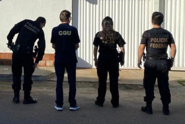 agentes da PF e da CGU de casotas lado a lado