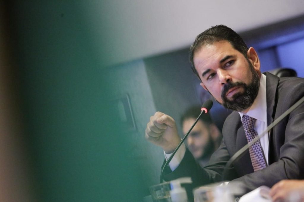 Ex-secretário de Segurança Pública do DF Júlio Danilo na CPI da CLDF fala ao microfone