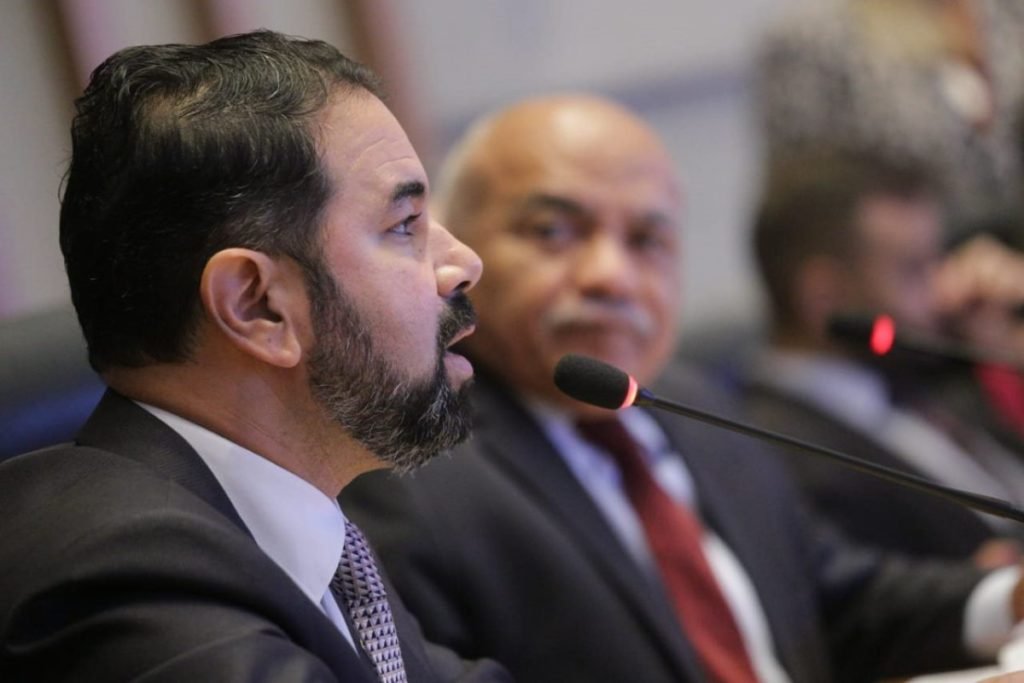 Ex-secretário de Segurança Pública do DF Júlio Danilo na CPI da CLDF fala ao microfone