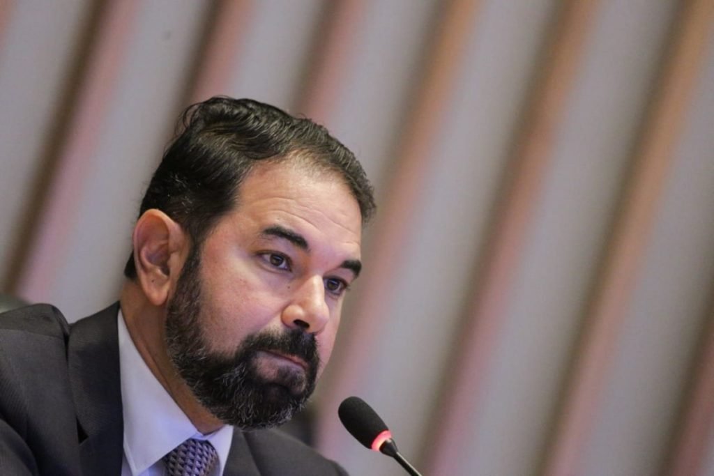 Ex-secretário de Segurança Pública do DF Júlio Danilo na CPI da CLDF fala ao microfone