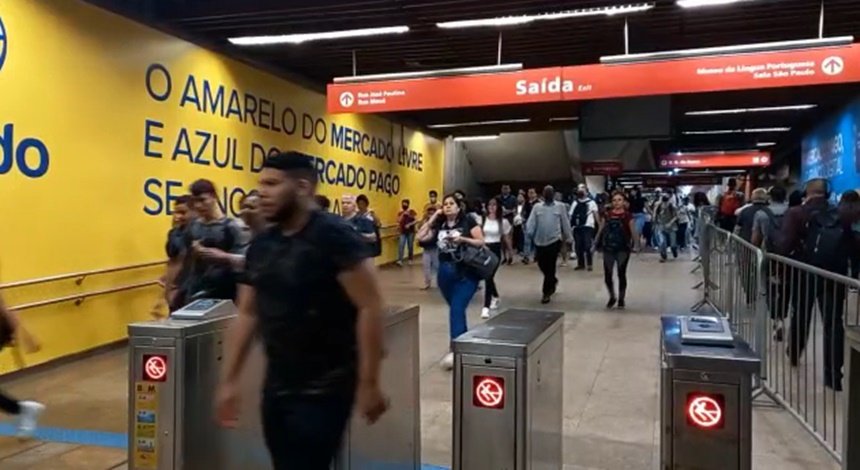 Imagem colorida de estação do Metrô-SP