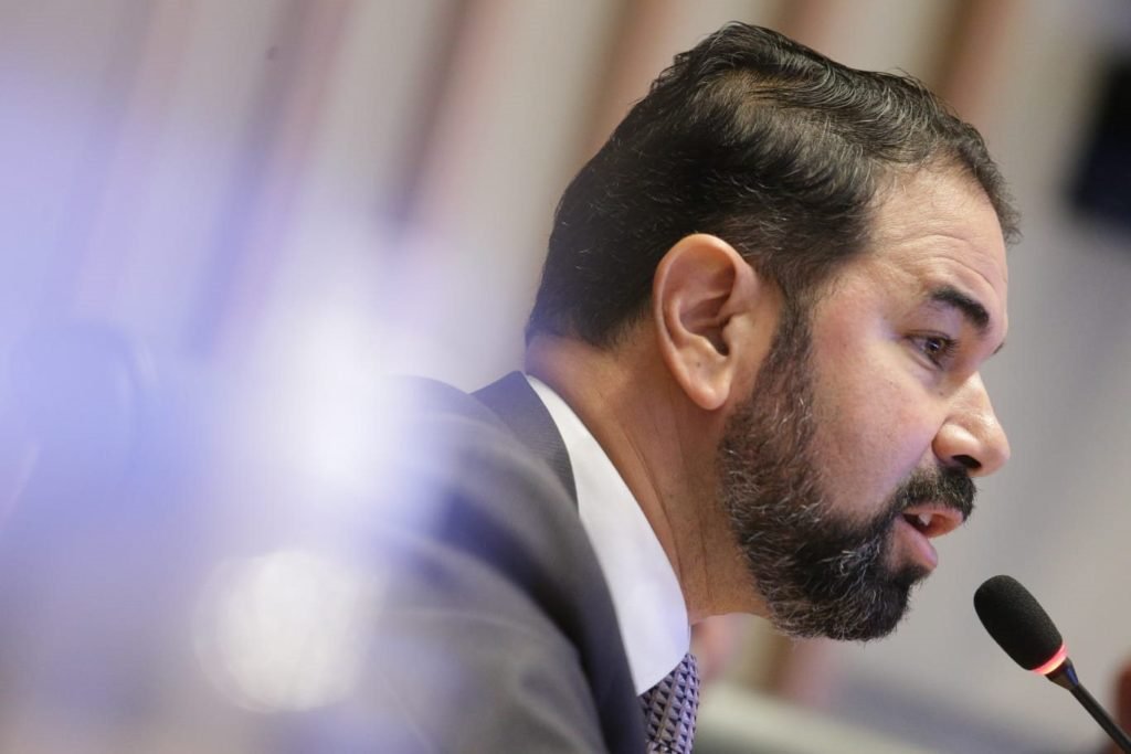Ex-secretário de Segurança Pública do DF Júlio Danilo na CPI da CLDF fala ao microfone
