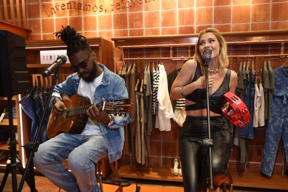 Foto colorida de Carolina Dieckmann e Feyjão