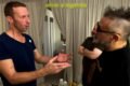 Chris Martin encontra Regis Tadeu em camarim de show em São Paulo - Metrópoles