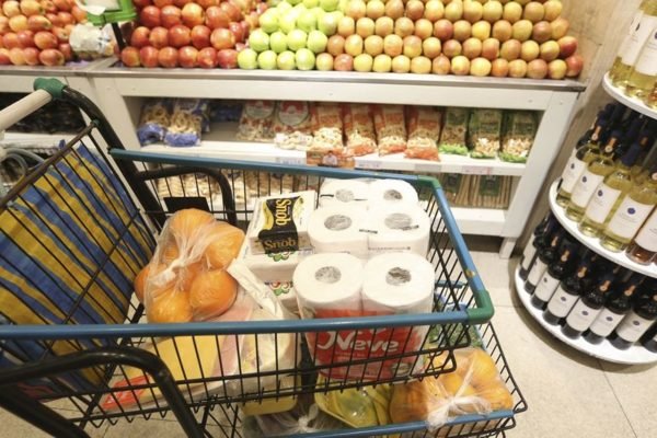 Foto de um carrinho de compras em um supermercado no Brasil - Metrópoles