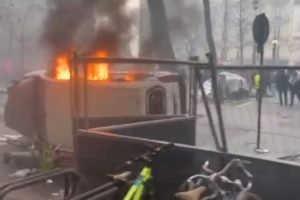 Carros "capotados" e incêndio durante protestos na França - Metrópoles