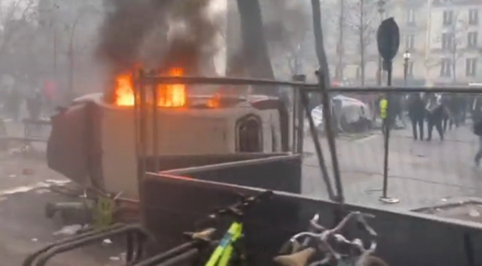 Carros "capotados" e incêndio durante protestos na França - Metrópoles
